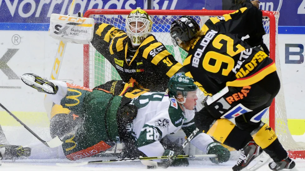 Mike Kostka fick lämna matchen efter den här situationen och missar också helgens match. Foto: TT