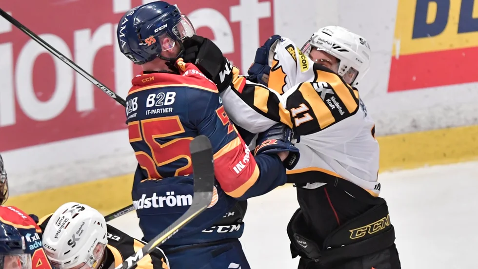 Alexander Urbom och Henrik Hetta gruffar med varandra. Foto: Jonas Ekströmer/TT.