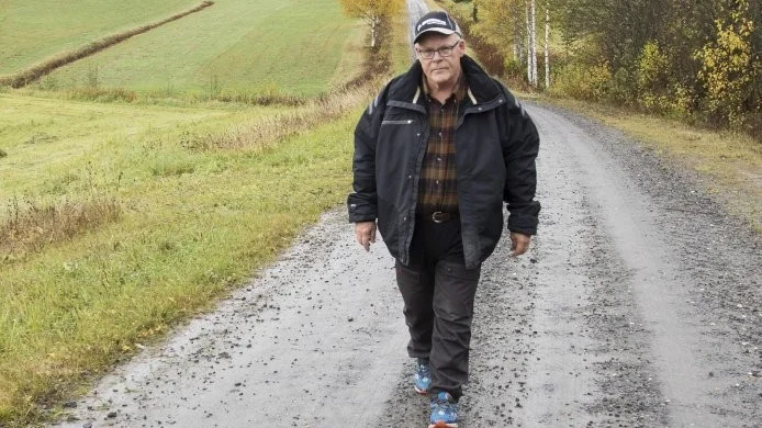 Roger Edlund, ordförande i Klanklidens vägförening i Robertsfors, anser att det är en samhällsfråga på ett högre plan att byarna nu tvingas ordna sin snöröjning. FOTO: TOM JUSLIN/VK