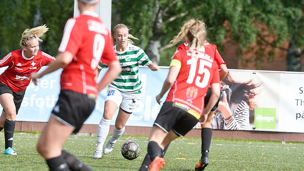 I blickfånget. Moröns Christine Tjärnlund var sommarens utan tvekan största stjärna i division I. 28 mål på 22 matcher var hennes fantastiska facit. Foto: Carina Kvist.