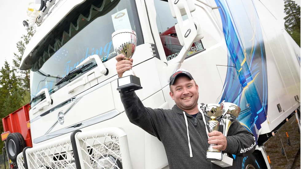 Glad. Patrik Persson vann ljusshowen och fick pris för bästa puts samt en pokal i topp 10 med sin Volvo FH 540. Foto: Carina Kvist.