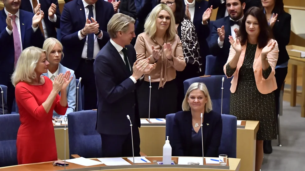 Socialdemokraternas partiledare Magdalena Andersson (S) har valts till statsminister av riksdagen och övrig regering applåderar. Under tisdagen ska hon presentera flera nya ministrar.