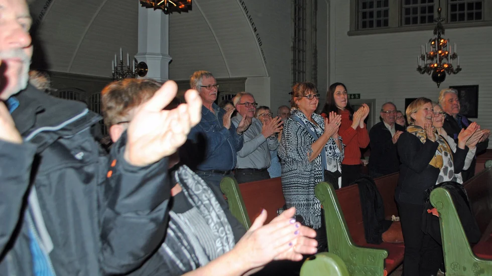 Det blev stående ovationer i Arjeplogs kyrka när Norrbottens kammarorkester tillsammans med Ale Möller trio höll konsert i Arjeplogs kyrka.