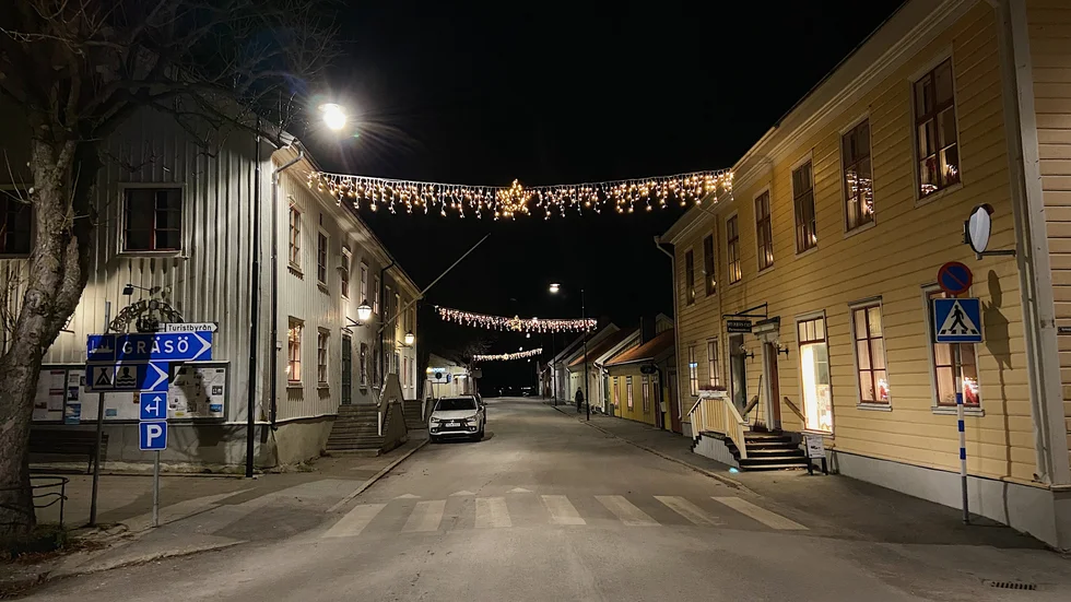 Varje dag fram till julafton öppnas traditionsenligt ett nytt adventskalenderfönster i Öregrund.