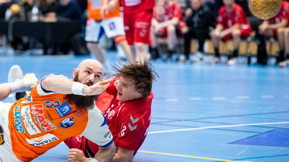 Guifs Johan Palm i kamp med Kristianstads Besard Hakaj.
