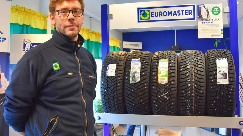 Johannes Johansson, butiksansvarig vid Euromaster i Skellefteå, uppmanar den som intresserar sig för dubbfritt att undvika lågprismärken. Foto: Jonas Nilsson