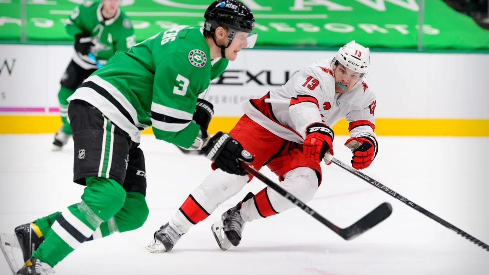 John Klingberg, till vänster, uppvaktas av Carolina.