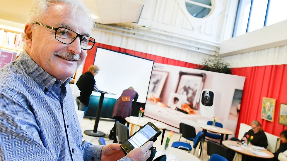 Upprymd. ”Jag tycker det är helt fantastiskt att kunna använda mobilen till så mycket, man har ju alltid med sig den”, Staffan Backman. Foto: Jeanette Lövgren.