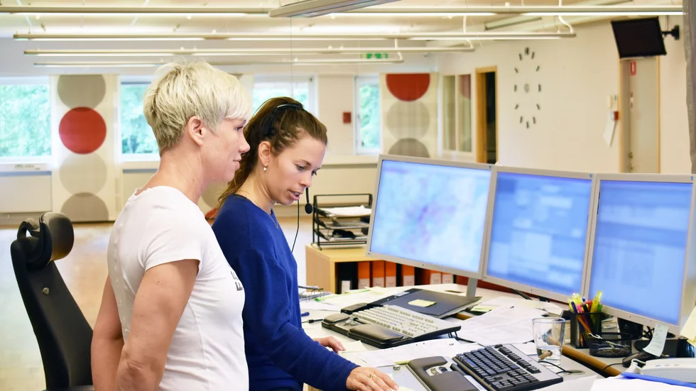 Bred kunskap. Mia Lundkvist och Sara Jönsson planerar inför kommande flygningar av patienter runt om i landet. Foto: Anders Lundqvist.