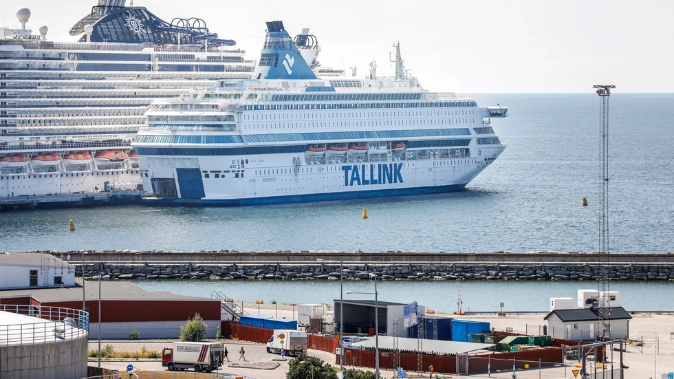 Kryssningskajen och oljekajen i Visby. Silja Europa vid kajen.