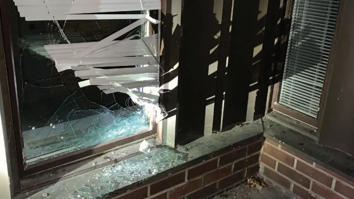 En 28-årig man, dömd för mängder av stölder tidigare, har dömts till fängelse för nya stölder.