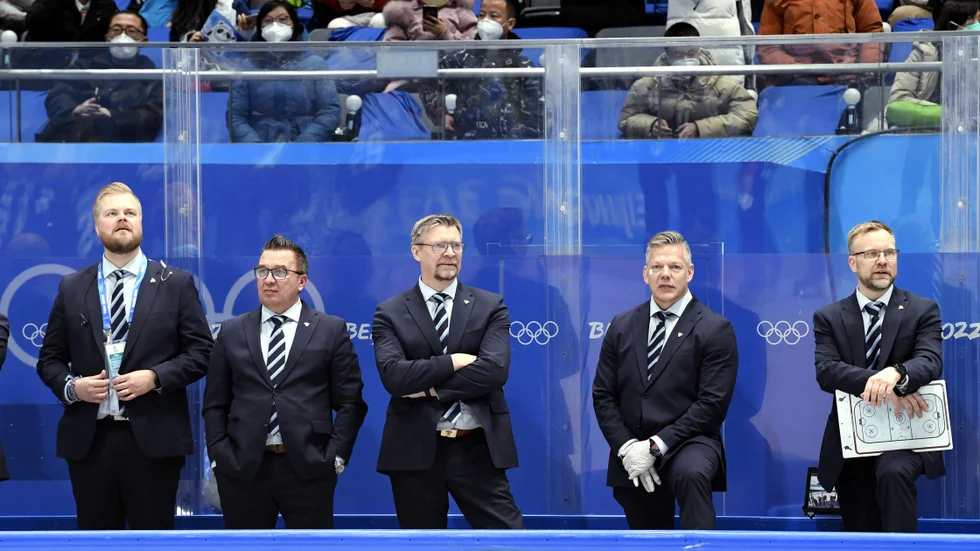 Mikko Manner, längst till höger, med den övriga tränarstaben, i mitten huvudtränaren Jukka Jalonen.