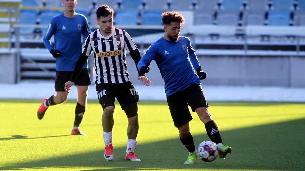 Ezequiel Lucas försöker ta bollen från Siriusstjärnan Moustafa Zeidan.