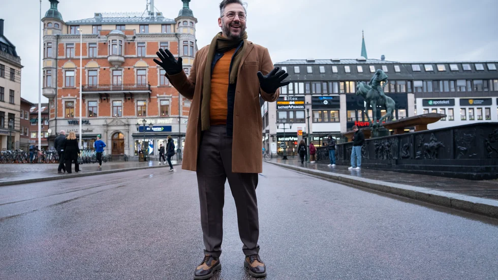 "Stora torget ska vara en plats för Linköpingsborna. En plats att träffas och umgås", säger samhällsbyggnadsnämndens ordförande i Linköping Muharrem Demirok (C) när han engagerat pratar om kommunens nya trafikplan.