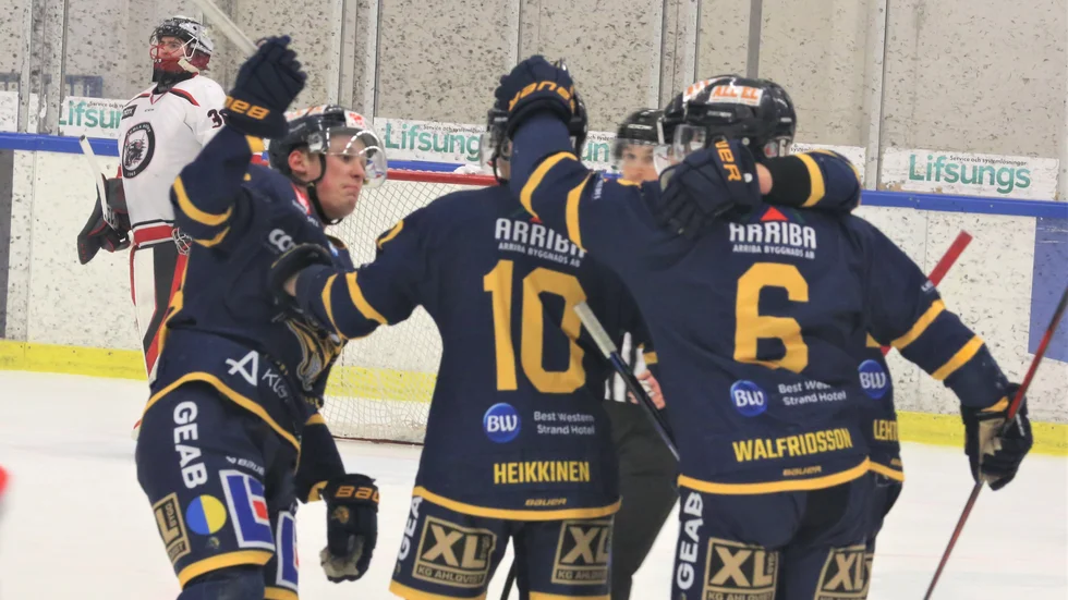 Visby Romas Casper Andersson (till vänster) har precis styrt in 2–0 bakom William Kias i Kumlas mål. Till slut vann hemmalaget med 6–4.