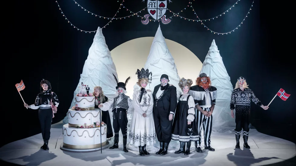 En av alla fantastiska scenerier i Östgötateaterns uppsättning av Henrik Ibsens Peer Gynt på Stora Teatern i Norrköping.