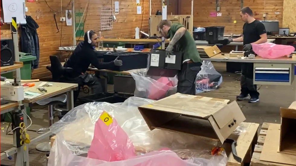 Här plockas runt 30 ton elektronikskrot ner i minsta delalj varje vecka. Inom kort utökas Hylta Ecopark med återvinning av träprodukter, gips och plast. Det finns också mer långsiktiga planer.