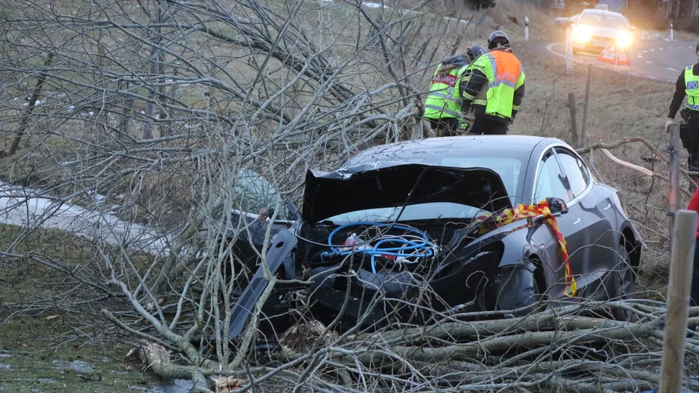 En personbil har kört av väg 272 och krockat med ett träd i diket.
