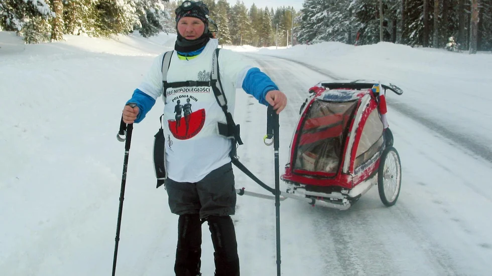 Med sin lilla dragkärra i släptåg genomför Daniel Korzeniewski just nu en långpromenad mellan Abisko och Stockholm. Han promenerar tre till fyra mil varje dag, just nu längs E 45. Här har han stannat till i höjd med byn Auktsjaur på sin väg söderut.
