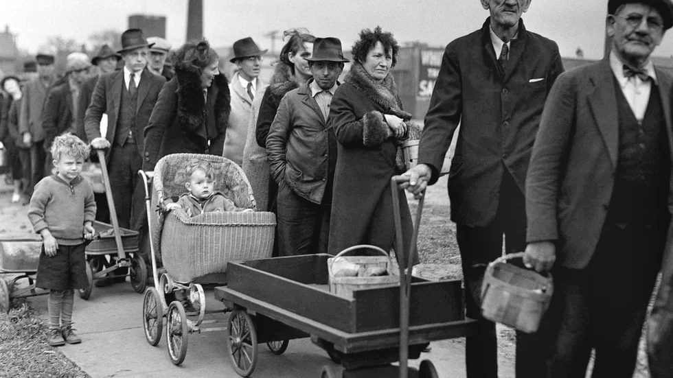 Amerikanska medborgare står i kö för att få potatis under den stora depressionen. Snart 100 år har gått sedan USA kastades in i ett årtionde av fattigdom, arbetslöshet, svält, förtvivlan, upplopp och omvälvningar.