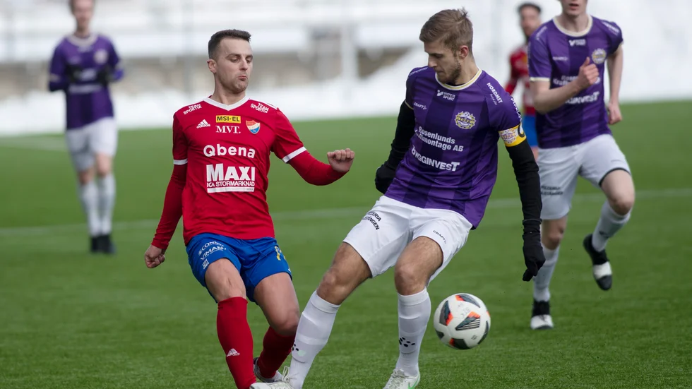 Edon Silka fick en rejäl stämpling i sin Borendebut mot Tord och fick kliva av planen direkt efter densamma. 