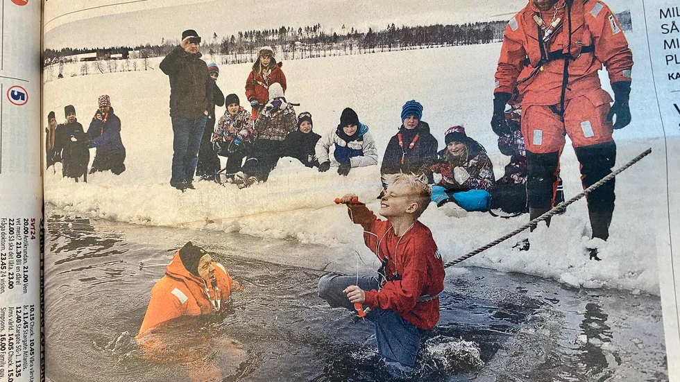 Femteklassare från Hansjöskolan tog ett dopp i plurret när räddningstjänsten tränade isvett med dem 2012.