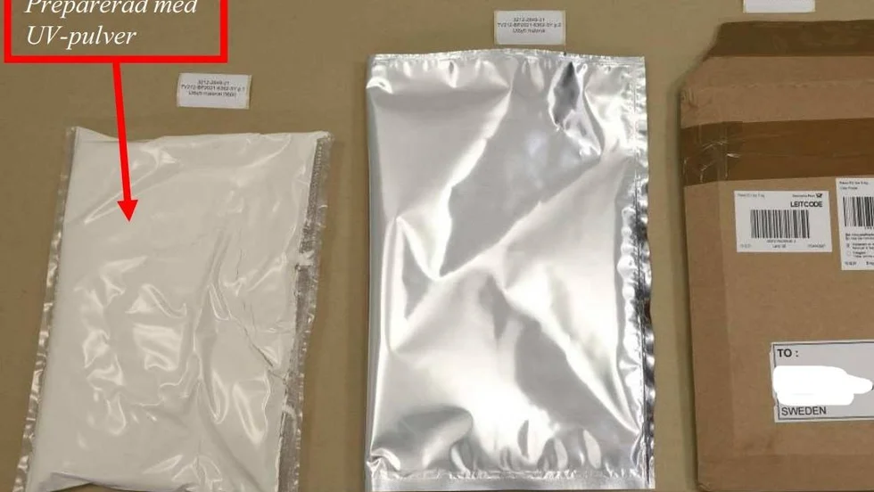Amfetaminet byttes ut mot mjöl, i övrigt var paketen helt identiska förutom att påsen preparerats med ett speciellt UV-pulver som syns under UV-ljus.
