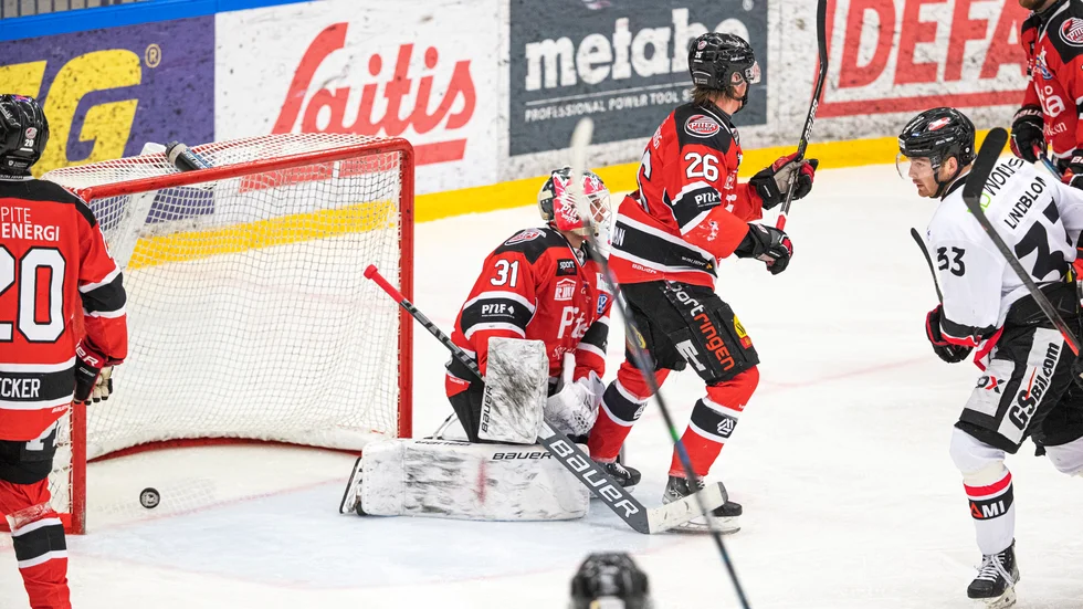 Emil Lindblom gör ofta mål i LF Arena. Nu måste Piteå Hockey sätta stopp för Kalixforwarden. (Arkivbild)