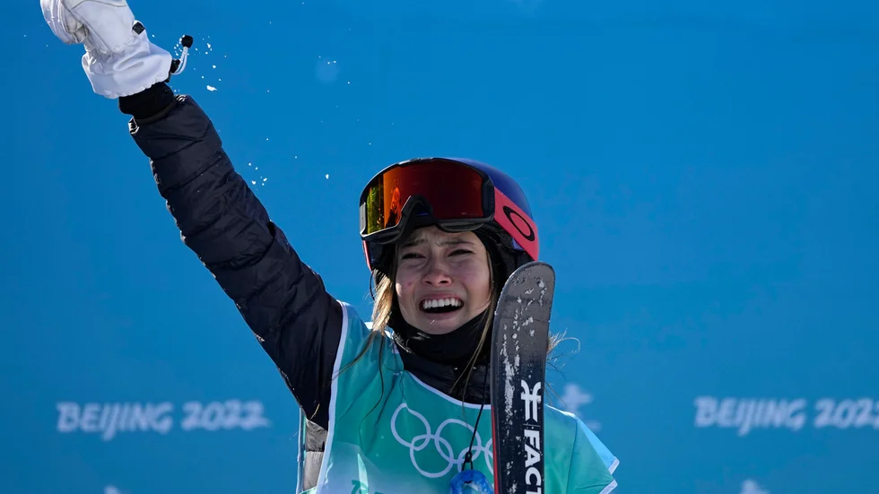 Eileen Gu jublar efter OS-guldet.