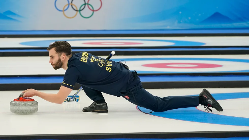 Oskar Eriksson under Sveriges match mot Tjeckien i mixed dubbel. 