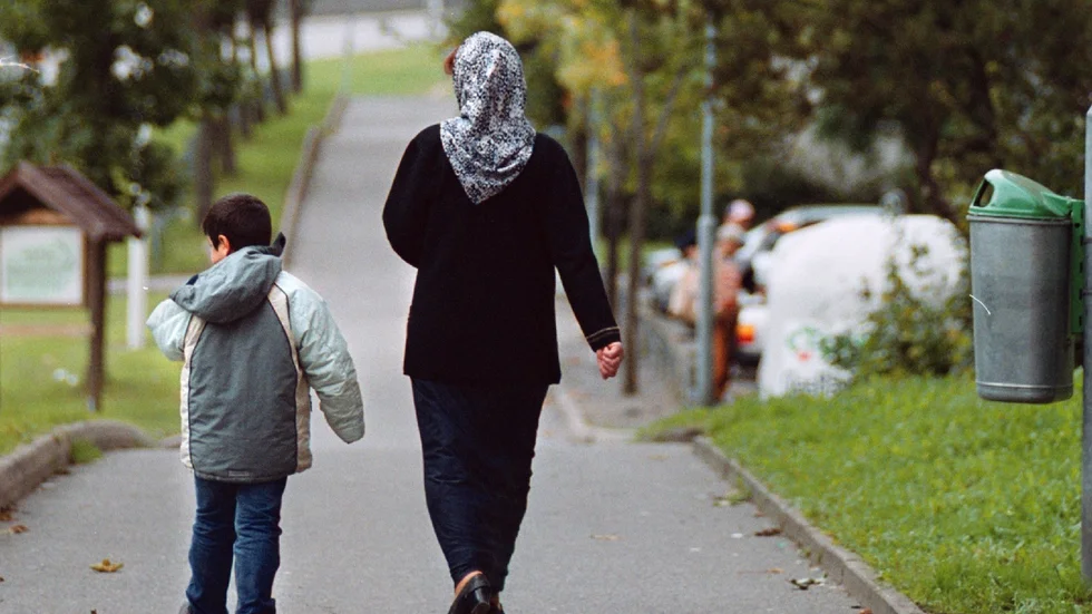 Felaktiga påståenden - att barn till föräldrar med utländsk bakgrund kidnappas av socialtjänsten - sprids. 