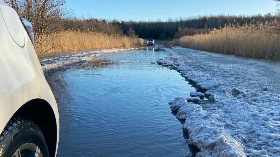 Det har gått över två veckor sedan vägen norr om Näsbyholm hamnade under vatten.