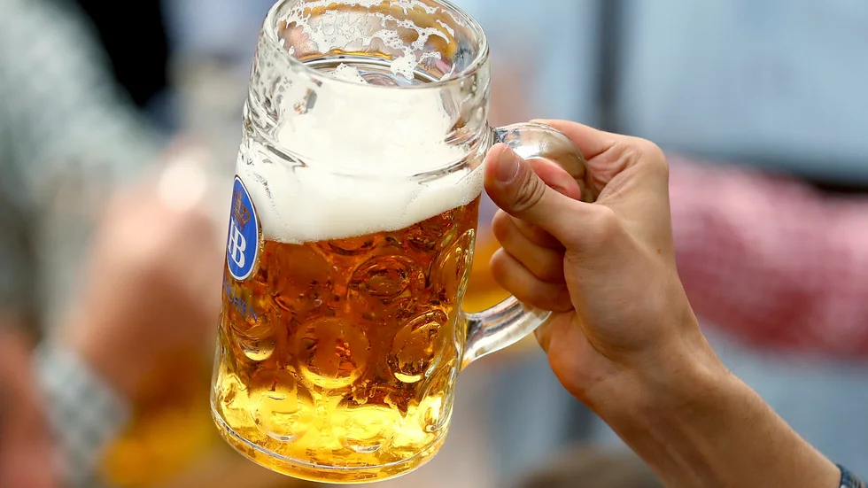 En besökare håller i en sejdel under ölfestivalen Oktoberfest i München. Bilden är från 2019.