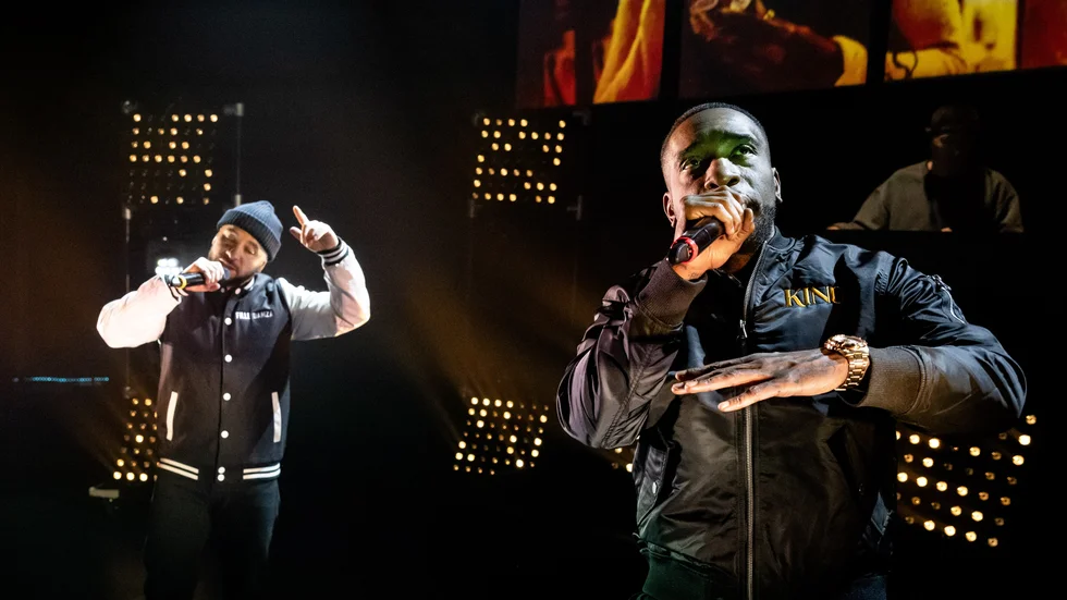 Ison och Fille har i samband med Riksteatern gjort teater av sin låtskatt. Under fredagen kommer duon till Eskilstuna teater med sin föreställning "För evigt med Ison och Fille."