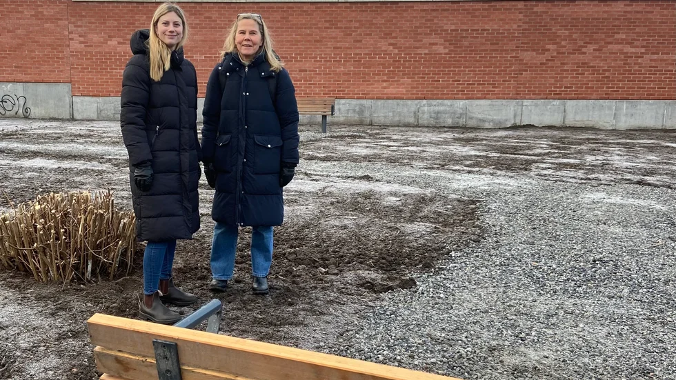 Mikaela Martinsson och Gunilla Malm Lundberg från Strängnäs kommun visar upp embryot till miniparken som ska skrämma bort bland annat klottrare. Duon jobbar för ett tryggt och säkert resecentrum.