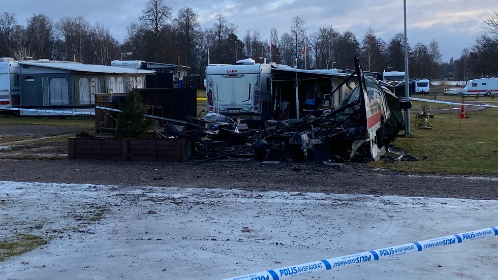 Brandplatsen på Djulöbadets camping var avspärrad dagen efter den våldsamma husvagnsbranden där två personer omkom.