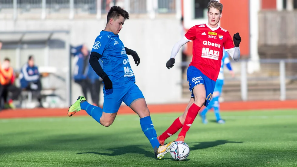 Sam Meripassi rensar undan framför Borens Charlie Jareblad. Boren vann träningsderbyt med 4-0.