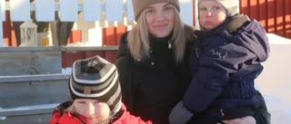 Om ett par veckor kommer "trean" – Josefin oroar sig för att få föda ensam: "Jag är rädd att de skickar hem Filip"