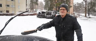 Väinö vaknade av smällen när bilarna brann i Fröslunda: "Jag såg lågorna genom mitt fönster" 
