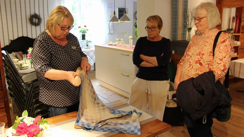 


Britta visade även hur man hanterar och förvarar sina dukar för att de ska vara fina och förtsätta ha bra kvalité.



