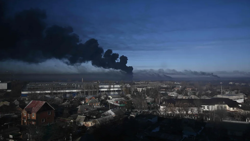 Svart rök reser sig från en militärflygplats i Chuguyev nära Kharkiv.
