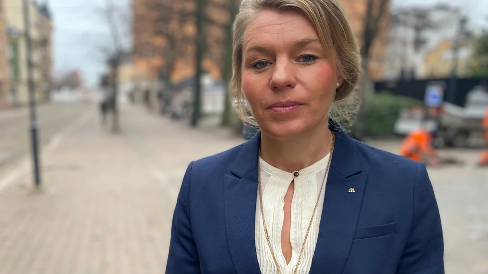 Sophia Jarl (M) påpekar att säkerhetsprövningarna fortfarande pågår. "Jag vill tillägga att man inte bara helt godtyckligt kan säkerhetspröva människor om de inte har en direkt koppling till säkerhetsklassad information. Det är i grunden ett intrång i den personliga integriteten", säger hon. 