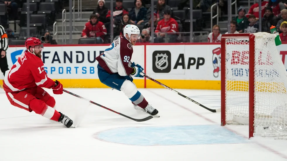 Gabriel Landeskog (i mitten) gjorde två av Colorados mål mot Detroit.