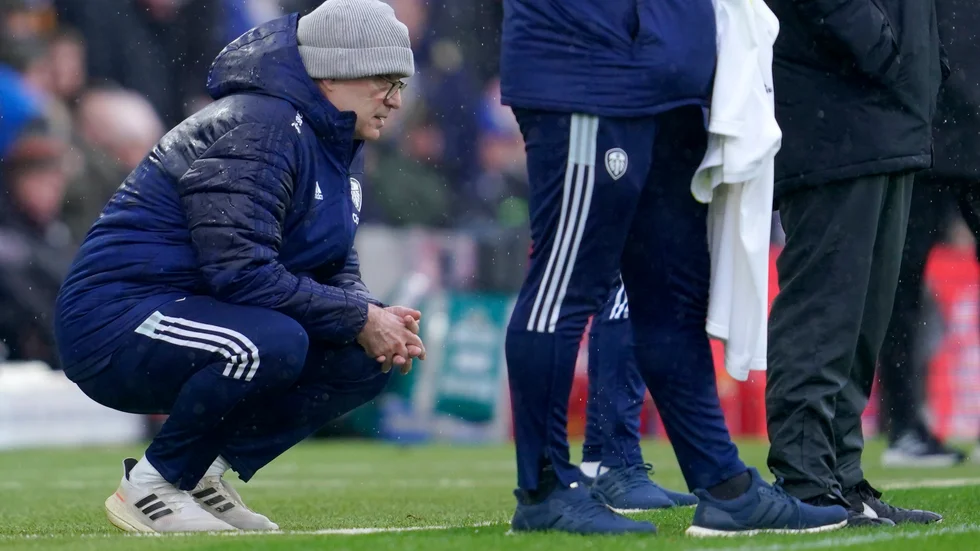 Marcelo Bielsa försvarar sitt läkarlag efter hård kritik mot att man inte bytte ut mittbacken Robin Koch tidigare.