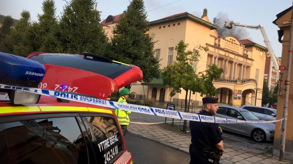 Polisen spärrade tidigt av ett stort område intill Stora Teatern.