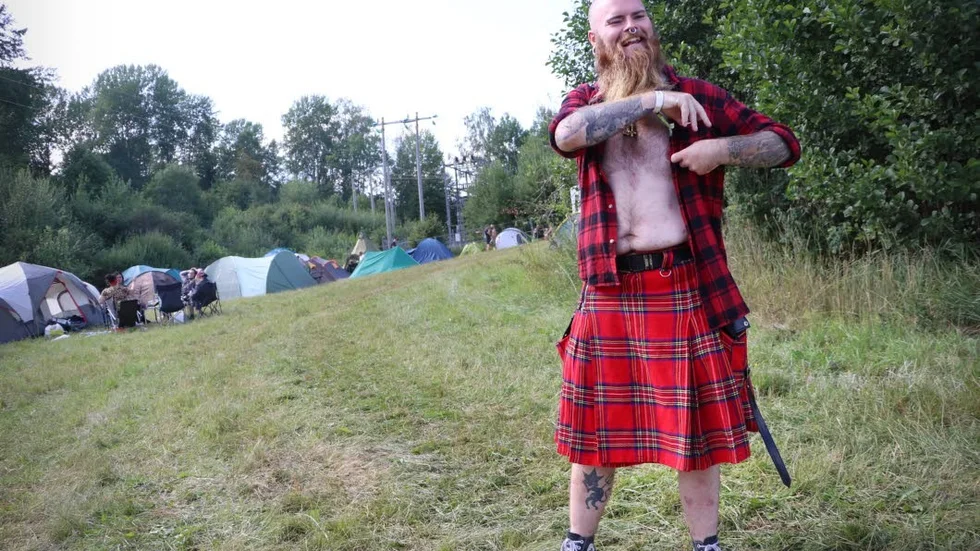 


På många håll i publikhavet skymtas kiltar. "Det blir lite av en gemenskap, nyss var det en som tog mig i handen bara för att jag hade kilt, säger Martin Gudbrandsen.



