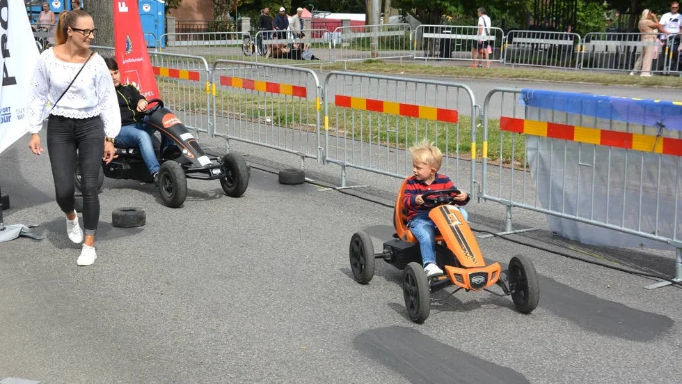 


William Engström, 3, var en av många som tog sig en sväng med trampbilen.




