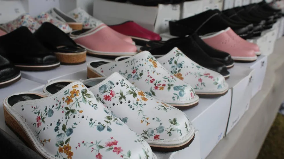 


Somriga sandaler fanns att köpa på marknaden.



