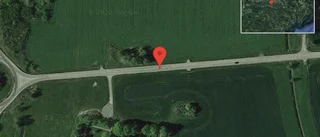 Personbil stillastående på väg 920 - helt stopp i ett körfält