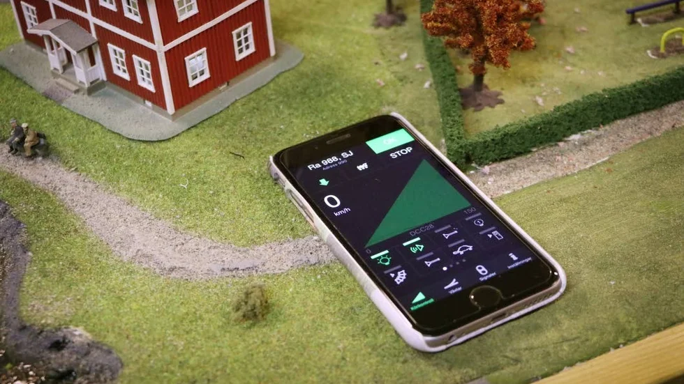 


Tågen styrs med olika applikationer i telefonerna. Och det mesta kan programmeras. 



